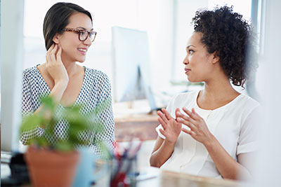 Deux femmes discutant au bureau